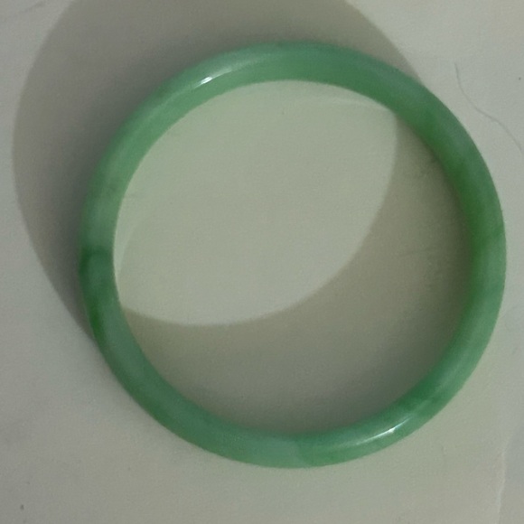 Elegant Green Bangle Bracelet - Picture 1 of 4